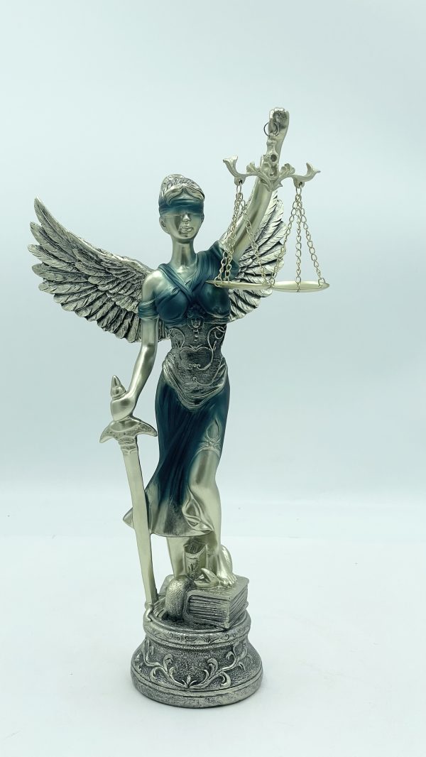 Estatua diosa de la justicia con alas