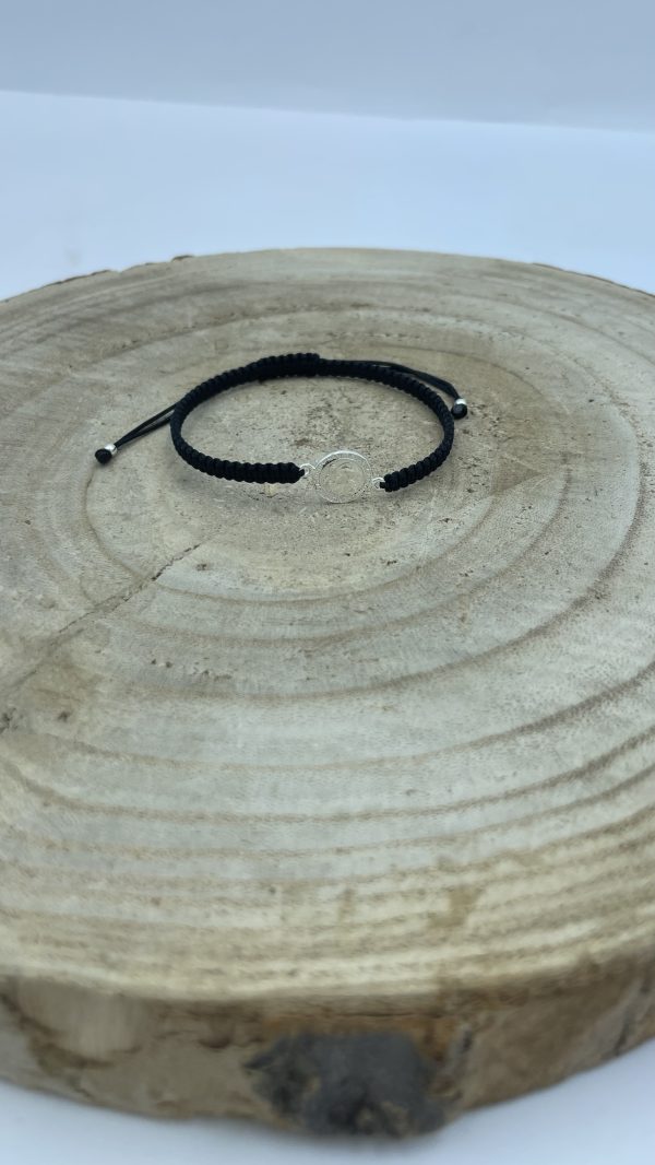 Pulsera medalla de San Benito en macramé