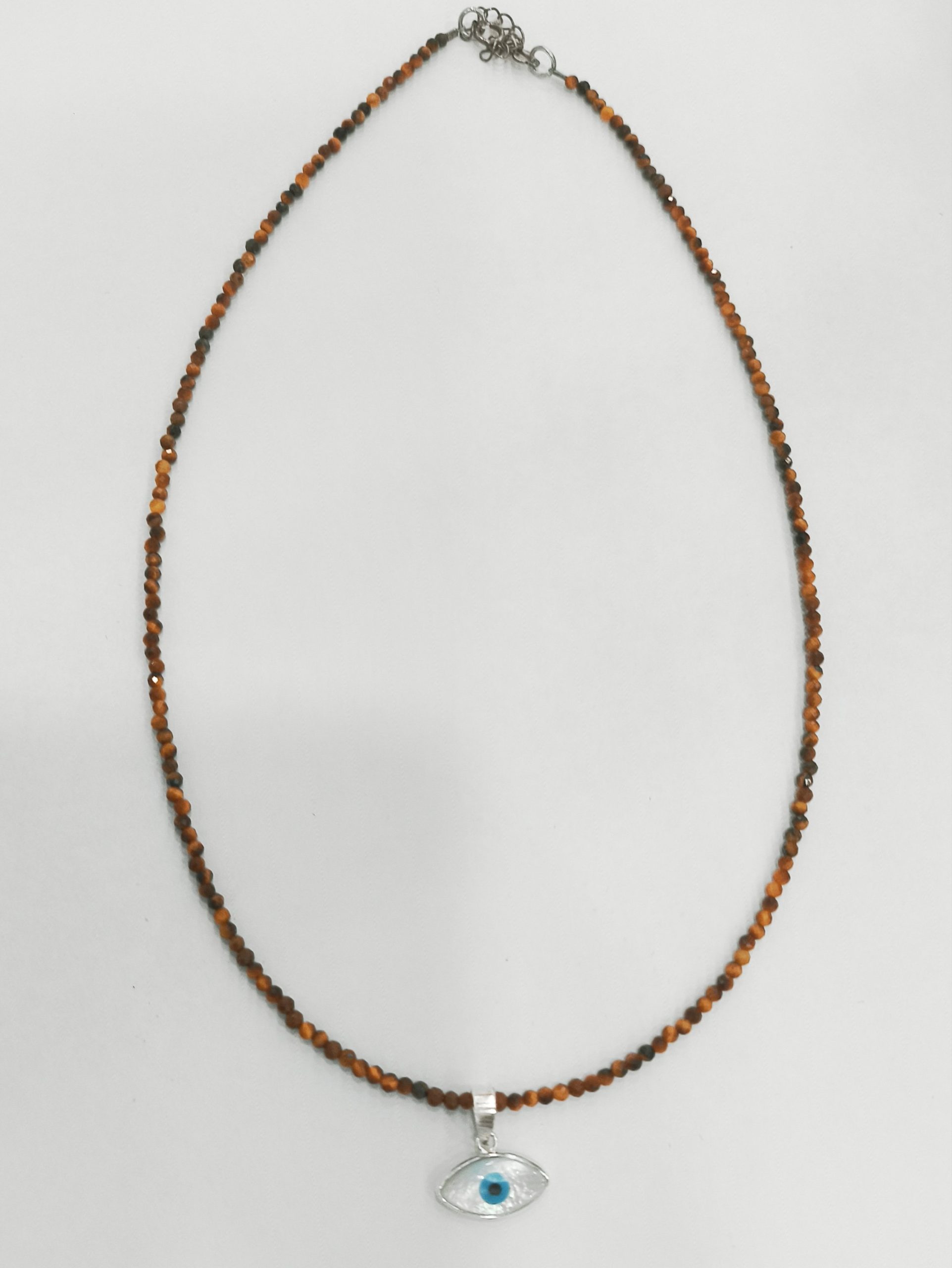 Gargantilla de ojo de tigre facetada y ojo turco en nácar