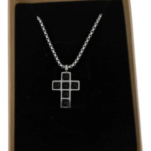 Colgante en forma de cruz con cristal negro