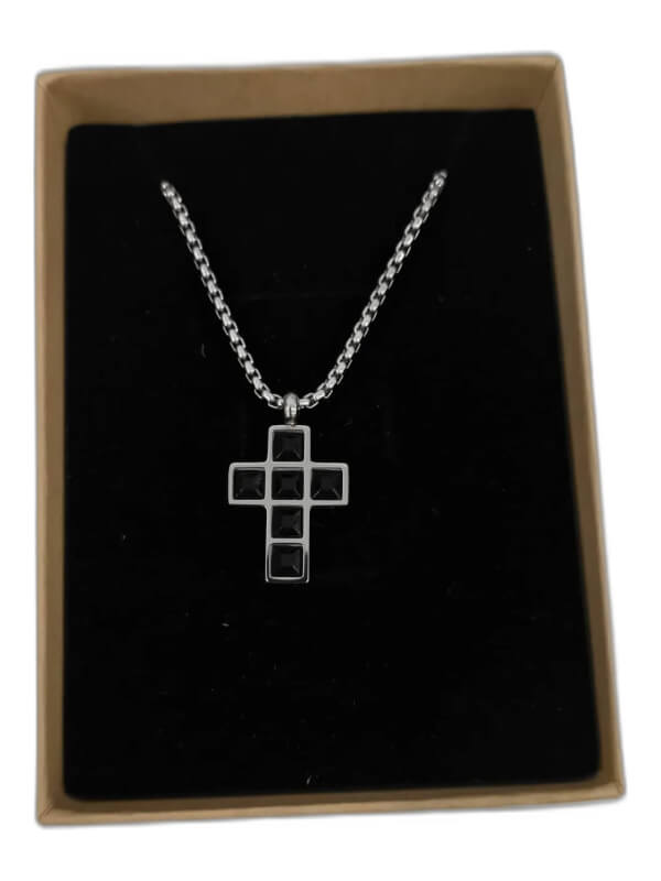 Colgante en forma de cruz con cristal negro