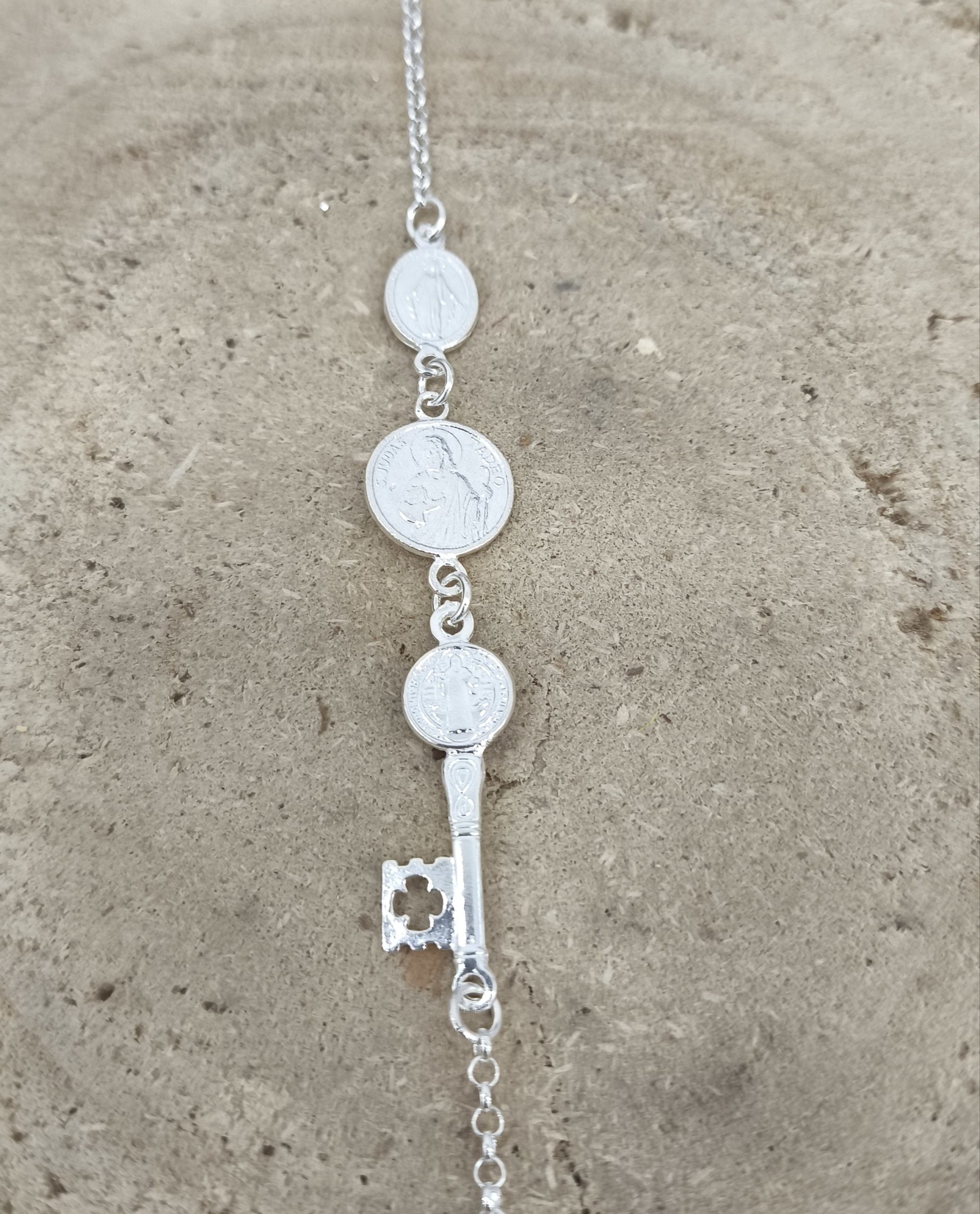 Pulsera triple: Milagrosa, San Judas Tadeo y llave de San Benito (plata de ley)