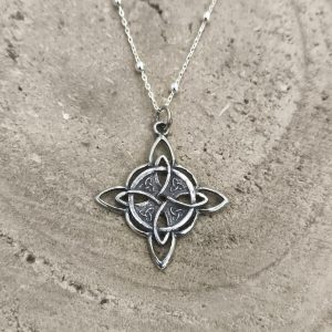 Colgante Nudo de bruja en plata envejecida