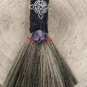 Escoba de Bruja con Amatista y Nudo de Bruja