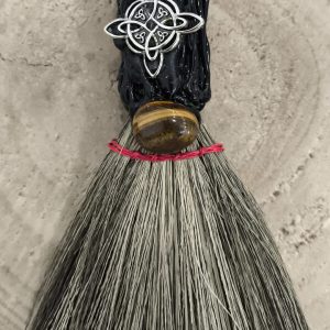 Escoba de Bruja con ojo de Tigre y Nudo de bruja