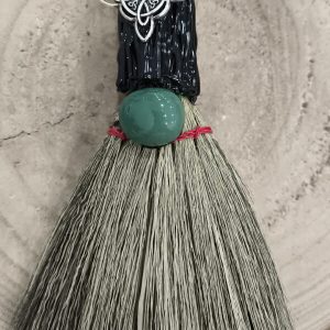 Escoba de bruja con Cuarzo Verde y Nudo de Bruja