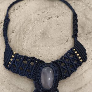 Gargantilla de macramé con Cuarzo Rosa