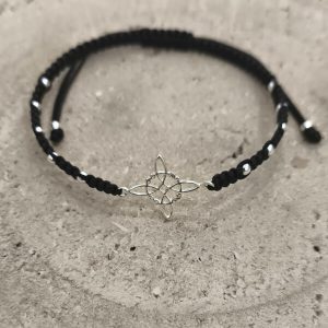 Pulsera Nudo de bruja en plata de ley con Macramé