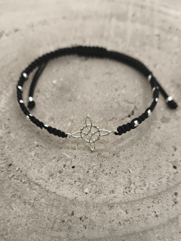 Pulsera Nudo de bruja en plata de ley con Macramé