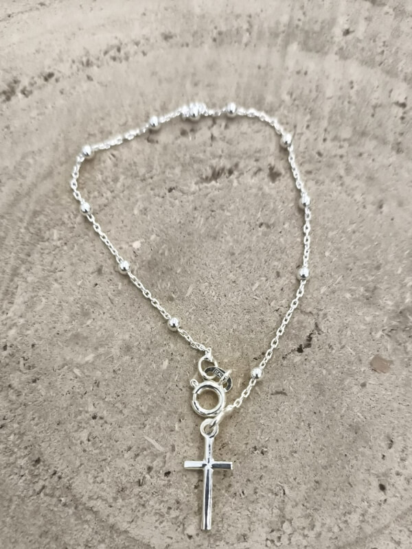 Pulsera cruz con bolitas en plata de ley