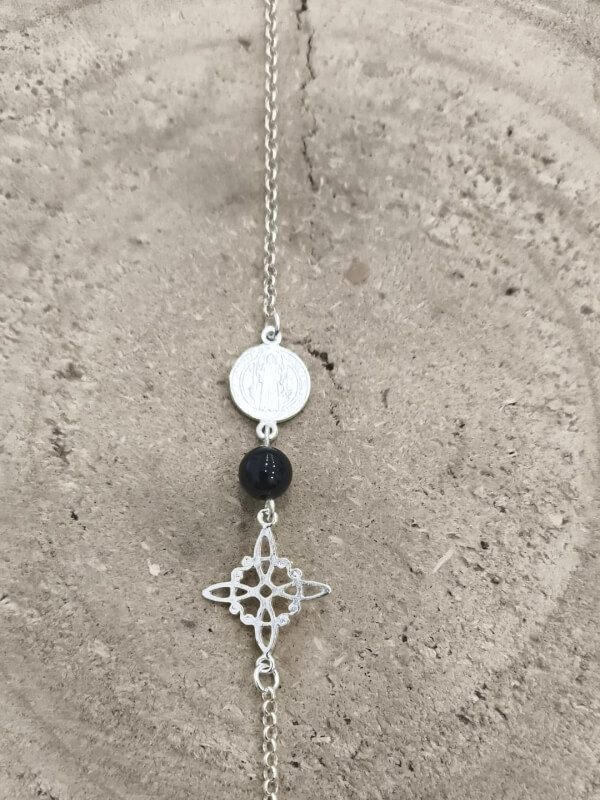 Pulsera Nudo de bruja, medalla de San Benito y turmalina negra en plata de ley