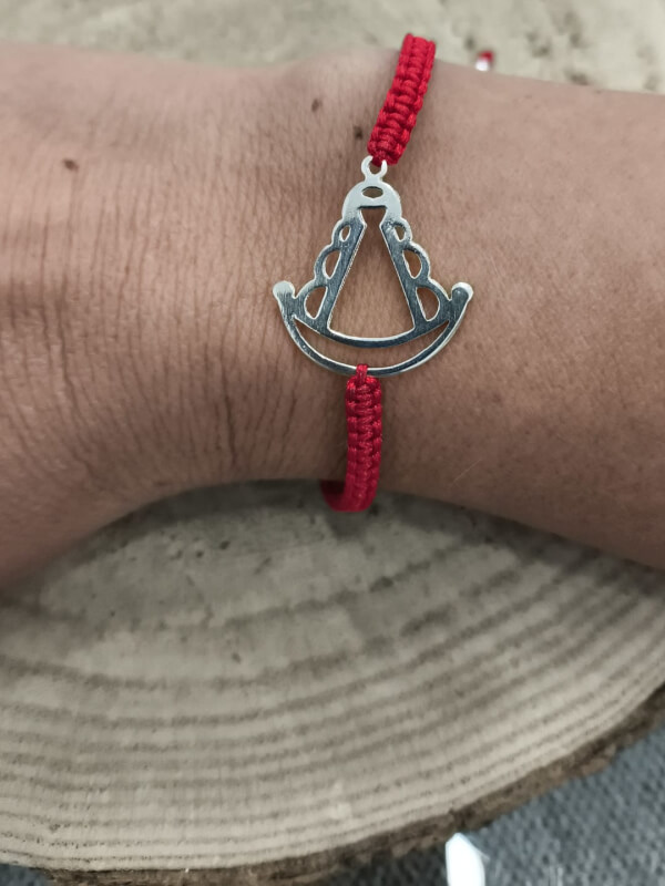 Pulsera de macramé roja con Virgen del Rocío en plata de ley, ajustable