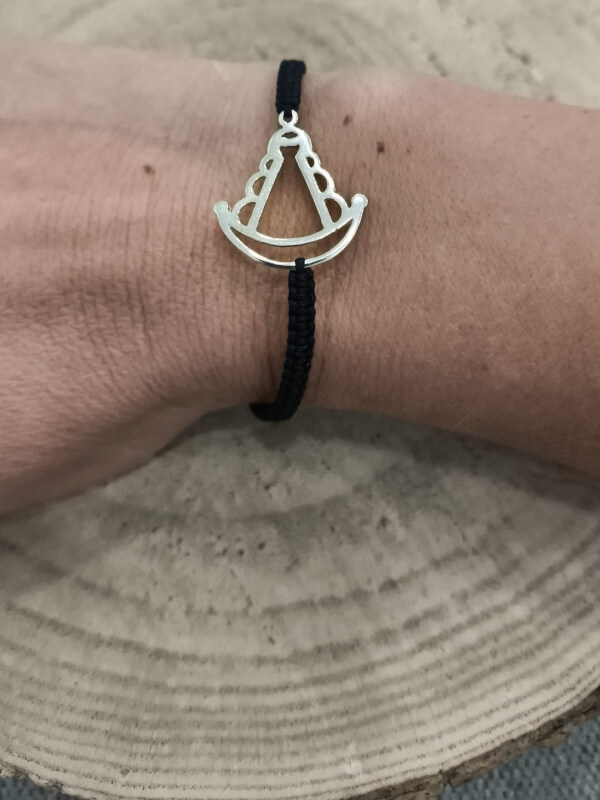 Pulsera de macramé negra con virgen del Rocío en plata de ley