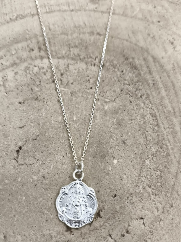 Colgante Virgen del Rocío en plata de ley incluye cadena 45cm