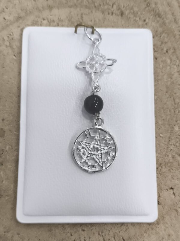 Colgante triple protección (nudo de bruja, turmalina y Tetragramatón)