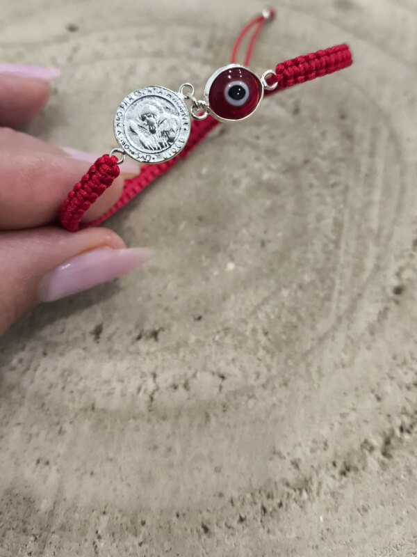Pulsera de macramé rojo con ojo turco y San Benito en plata de ley