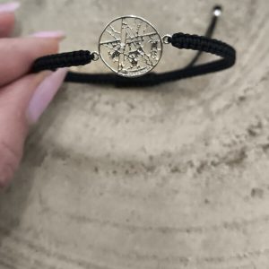 Pulsera de macramé negra con tetragramaton en plata de ley