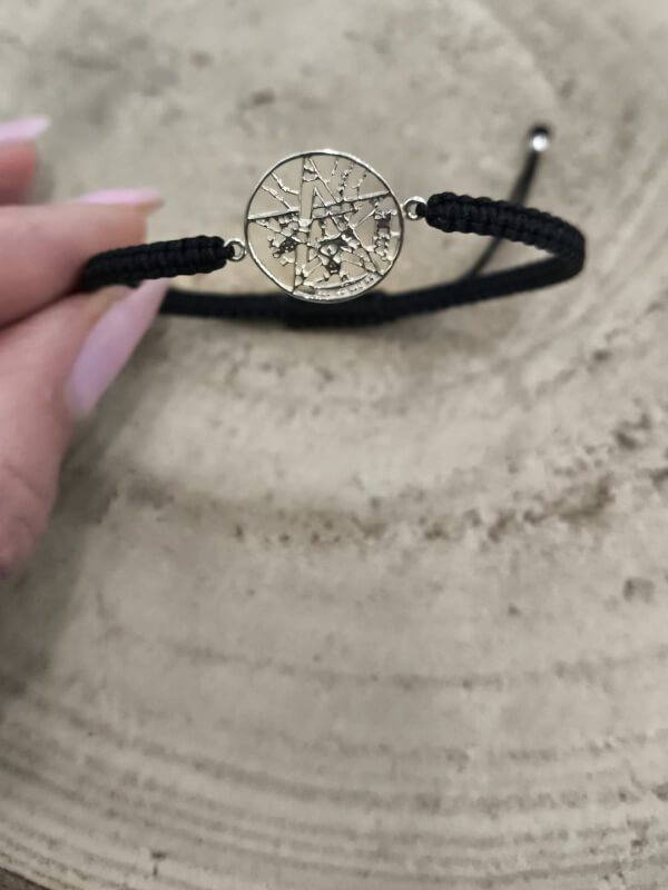 Pulsera de macramé negra con tetragramaton en plata de ley