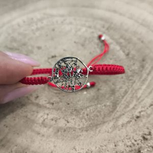 Pulsera de macramé roja con tetragramaton en plata de ley