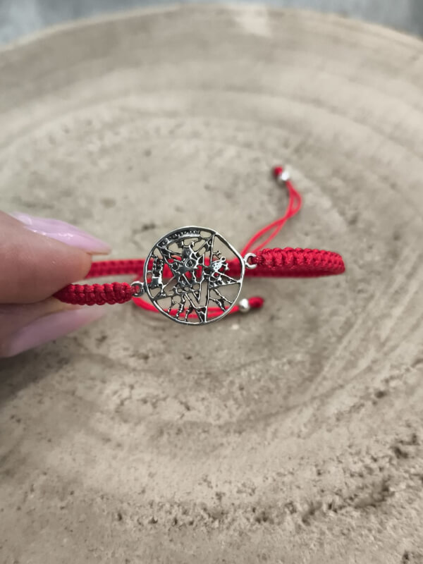 Pulsera de macramé roja con tetragramaton en plata de ley