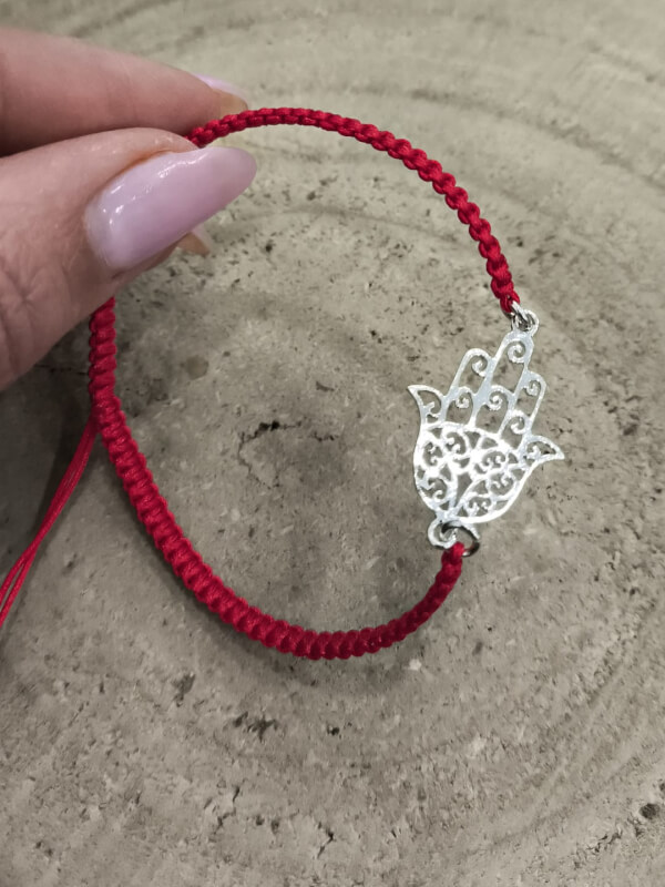 Pulsera de macramé roja con mano de Fátima en plata de ley