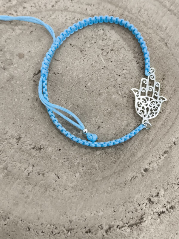 Pulsera en macramé azul con mano de Fátima en plata de ley