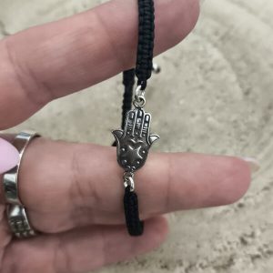 Pulsera de macramé negra con mano de Fátima en plata de ley