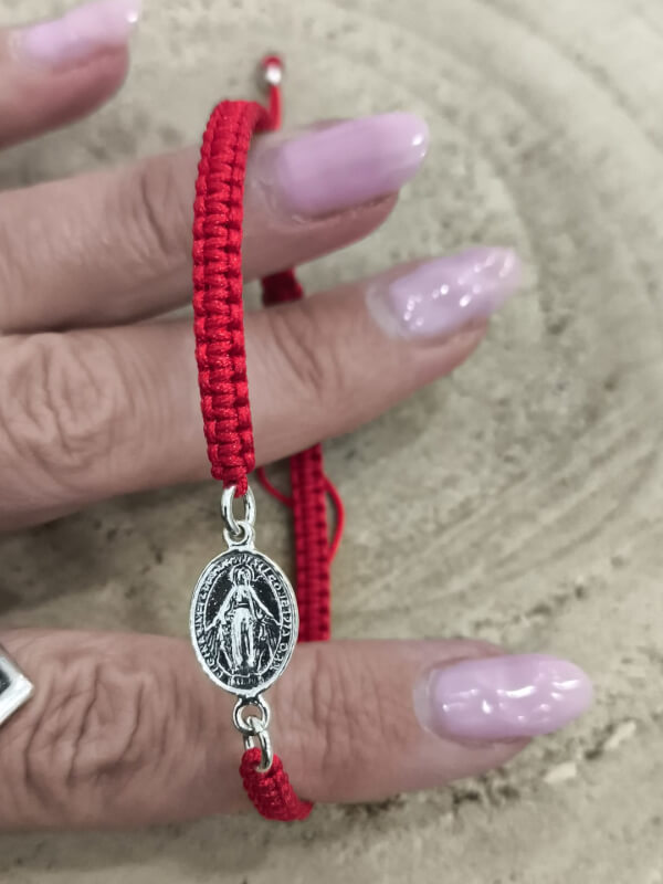Pulsera de macramé roja con la Milagrosa en plata de ley