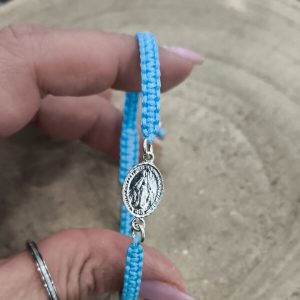 Pulsera de macramé azul con la milagrosa en plata de ley
