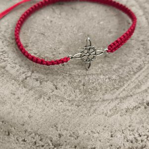 Pulsera de macramé roja con nudo de bruja en plata de ley