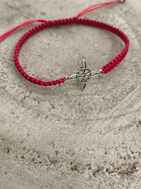 Pulsera de macramé roja con nudo de bruja en plata de ley