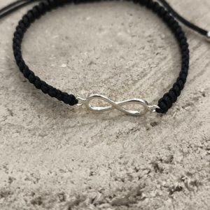 Pulsera de macramé negra con el infinito en plata de ley