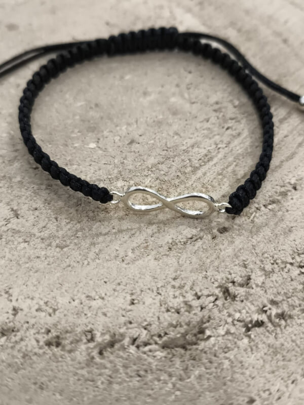 Pulsera de macramé negra con el infinito en plata de ley