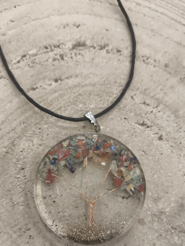 Colgante árbol de la vida de organita con piedras multicolor