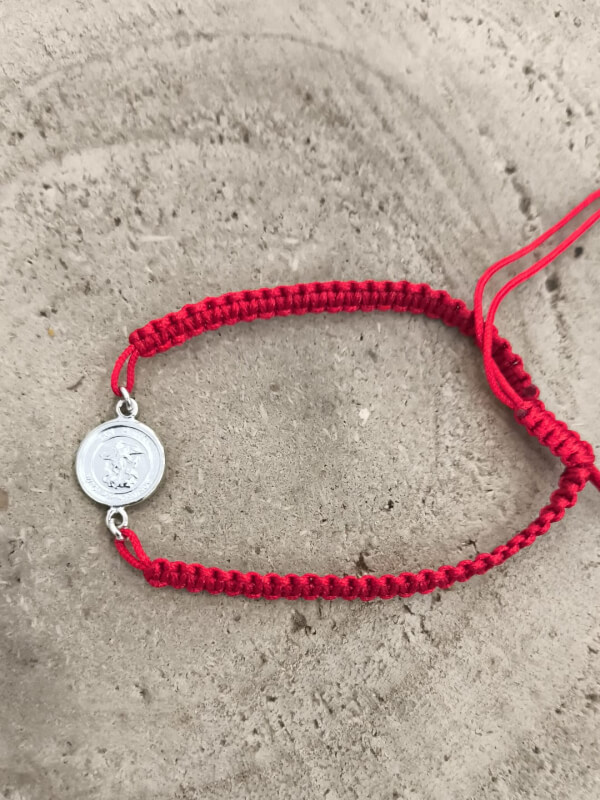 Pulsera Arcángel San Miguel en macramé rojo