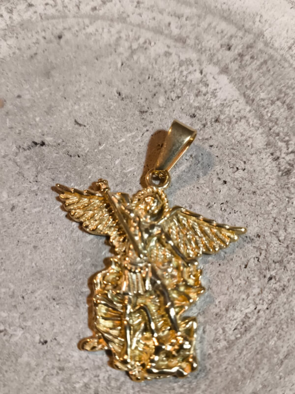 Colgante de San Miguel Arcángel en acero dorado