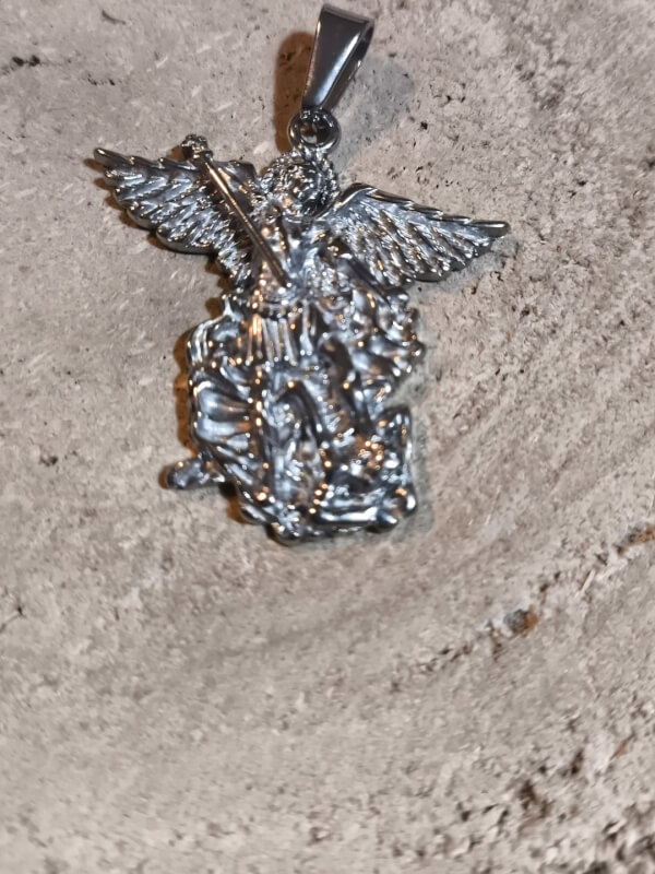 Colgante del Arcángel San Miguel en acero