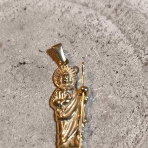 Colgante de San Judas Tadeo en acero dorado