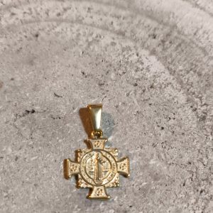 Colgante de cruz de San Benito en acero dorado