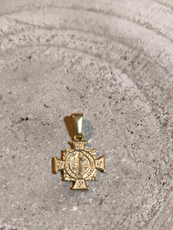 Colgante de cruz de San Benito en acero dorado