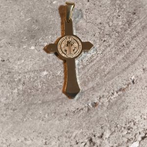 Colgante de San Benito en acero dorado