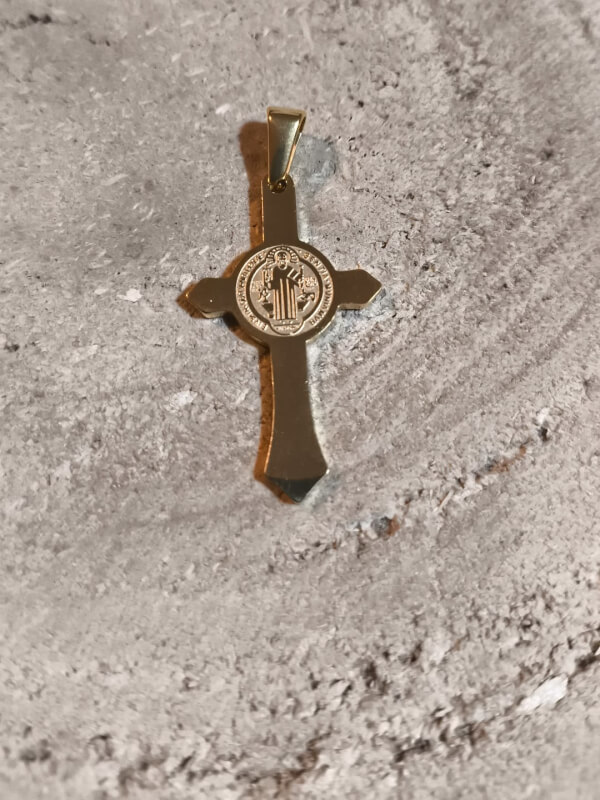 Colgante de San Benito en acero dorado