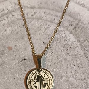 Colgante San Benito en acero dorado