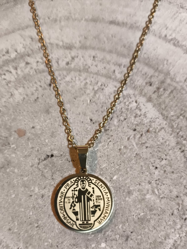 Colgante San Benito en acero dorado