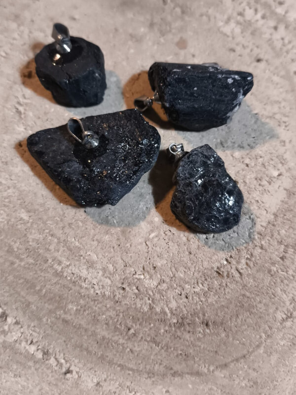 Colgante turmalina negra en bruto