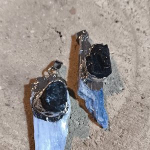 Colgante cianita (escoba de bruja) con turmalina negra en bruto