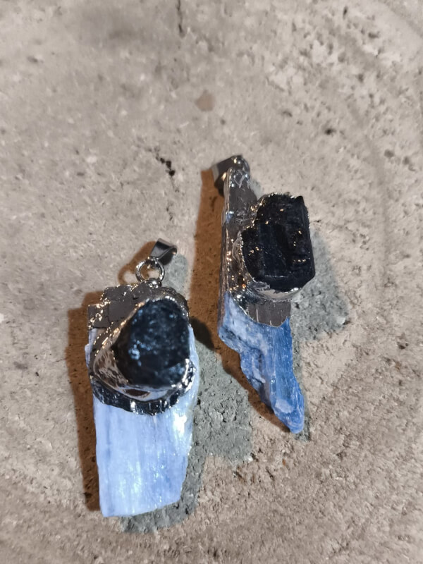Colgante cianita (escoba de bruja) con turmalina negra en bruto