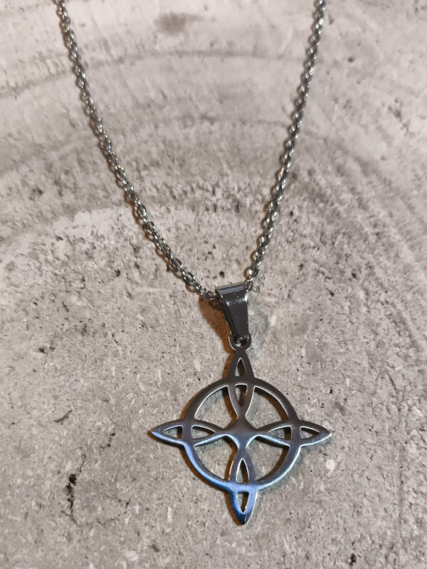 Colgante nudo de bruja en acero