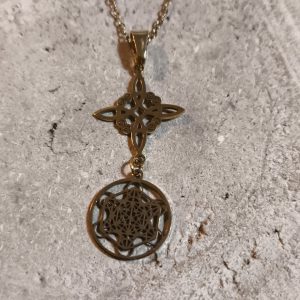 Colgante doble protección — nudo de bruja y Metatrón (acero dorado)