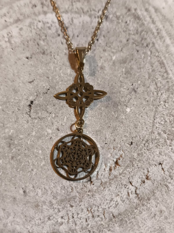 Colgante doble protección — nudo de bruja y Metatrón (acero dorado)